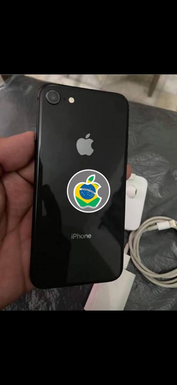 iPhone 8 64GB - Preto - Seminovo - Bater.: 87% - R$ 600,00. Aceito só iPhone na troca - Aceito Cartão até 18x + juros. Vai com Cabo e Fonte juntos. Tubarão SC. Atenção: Compra feita pelo site, acrescenta 5%, à mais encima do valor!!!