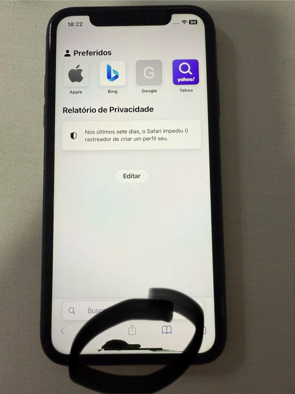 iPhone XR 64GB - Preto - Seminovo - Bater.: 100% (Nova) - Obs: Pequena mancha inferior na tela, não interfere em nada - R$ 900,00.  Aceito só iPhone na troca - Aceito Cartão até 18x + juros. Vai com Cabo e Fonte juntos. Tubarão - SC. Atenção: Compra feita pelo site, acrescenta 5%, à mais encima do valor!!!