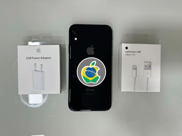 iPhone XR 64GB - Preto - Seminovo - Bater.: 100% (Nova) - Obs: Pequena mancha inferior na tela, não interfere em nada - R$ 900,00.  Aceito só iPhone na troca - Aceito Cartão até 18x + juros. Vai com Cabo e Fonte juntos. Tubarão - SC. Atenção: Compra feita pelo site, acrescenta 5%, à mais encima do valor!!! - Imagem 2