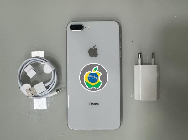 iPhone 8 Plus 64GB - Branco - Seminovo - Bater.: 100% (Nova) -  R$ 800,00.  Aceito só iPhone na troca - Aceito Cartão até 18x + juros. Vai com Cabo e Fonte juntos. Tubarão - SC. Atenção: Compra feita pelo site, acrescenta 5%, à mais encima do valor!!!