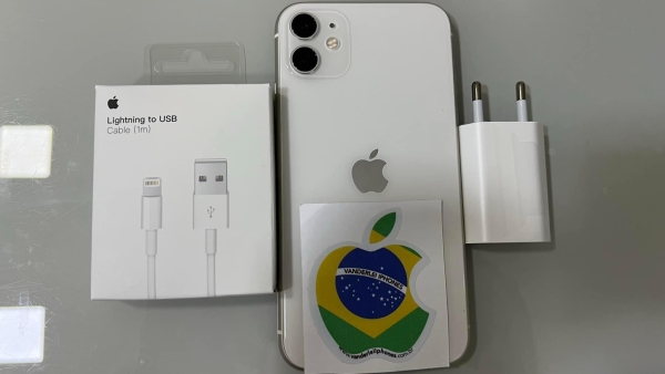 iPhone 11 128GB - Branco - Seminovo - Bater.: 100% (Nova) - Obs: Histórico  de Tela trocada - R$ 1.600,00. Aceito só iPhone na troca - Aceito Cartão até 18x + juros. Vai com Cabo e Fonte juntos. Tubarão SC. Atenção: Compra feita pelo site, acrescenta 5%, à mais encima do valor!!!