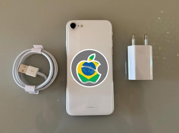iPhone SE 64GB - Branco - Seminovo - Bater.: 100% (Nova) - R$ 900,00. Aceito só iPhone na troca - Aceito Cartão até 18x + juros. Vai com Cabo e Fonte juntos. Tubarão SC. Atenção: Compra feita pelo site, acrescenta 5%, à mais encima do valor!!!