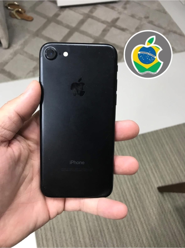 iPhone 7 128GB - Preto - Seminovo - Bater.: 100% (Nova) - R$ 600,00. Aceito só iPhone na troca - Aceito Cartão até 18x + juros. Vai com Cabo e Fonte juntos. Tubarão SC. Atenção: Compra feita pelo site, acrescenta 5%, à mais encima do valor!!!