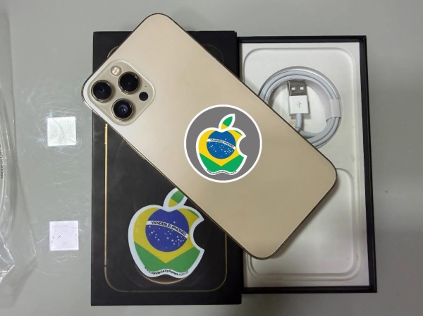 iPhone 12 Pro Max 128GB - Dourado - Seminovo - Bater.: 100% (Nova) - R$ 2.600,00.  Aceito só iPhone na troca - Aceito Cartão até 18x + juros. Vai com Cabo e Fonte juntos. Tubarão - SC. Atenção: Compra feita pelo site, acrescenta 5%, à mais encima do valor!!!